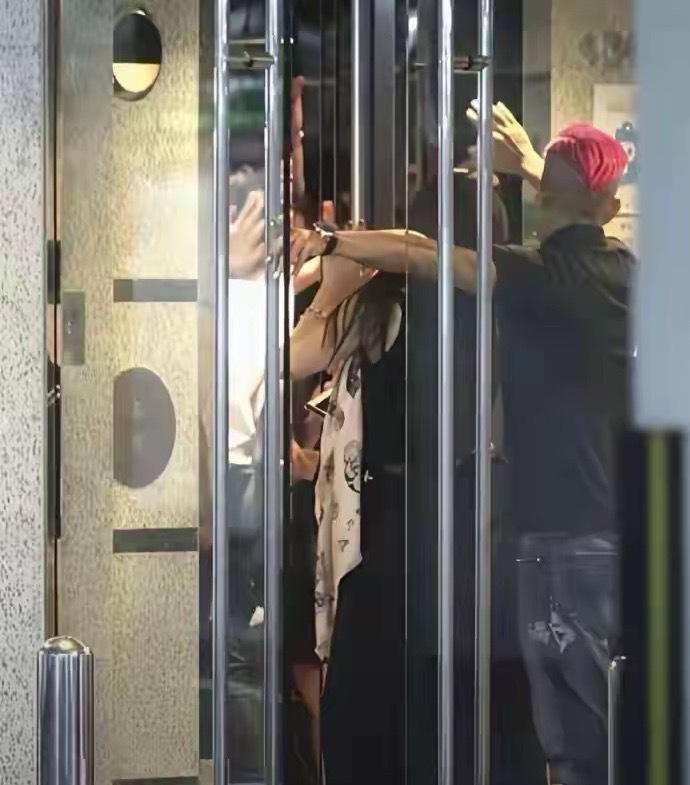 方媛真的好幸福，被宠爱的模样藏都藏不住，让人羡慕