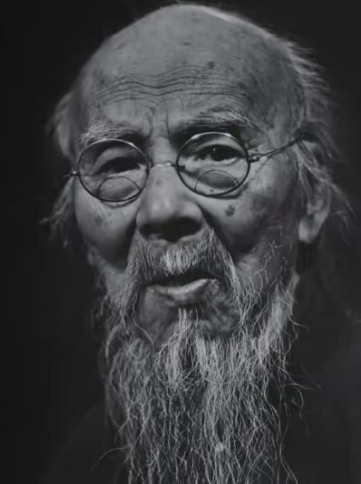 1926年，齐白石在北京购置了一四合院，想要找一个看门人。一个晚清老太监主动上门