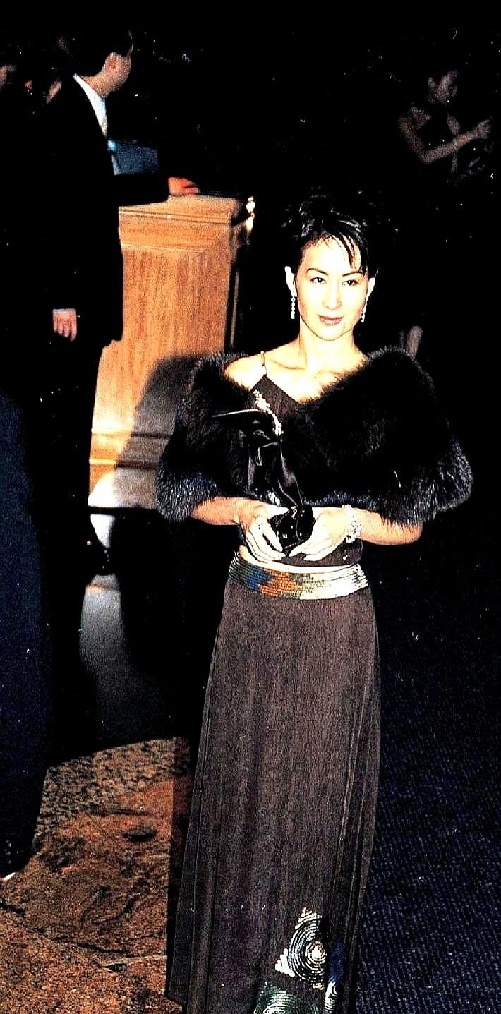 62岁的何超琼，最近把整个时尚圈都给“炸”了！伦敦时尚奖，她一身贴身白裙，没