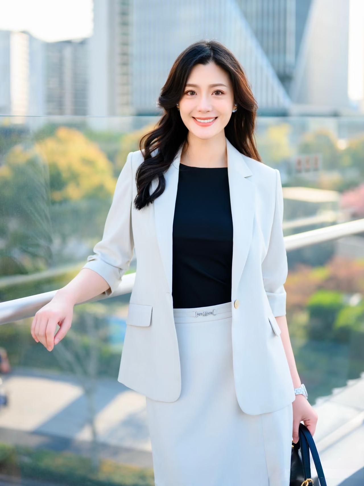 你认为拥有最出色气质的美女是谁浅蓝色的西服套裙，非常清新脱俗的穿搭。