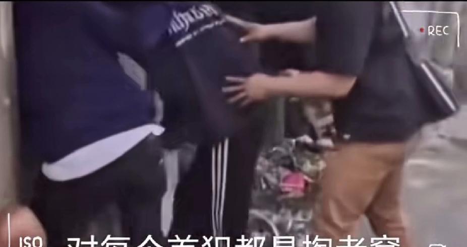 任何一个正常的国家都不会允许骚乱分子打砸抢烧扰乱社会的！印尼议会大楼被烧，财政