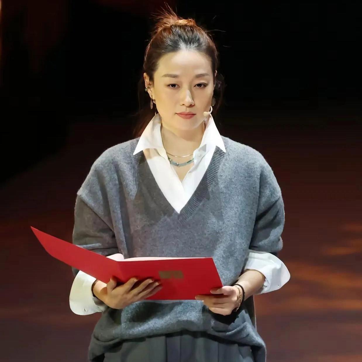 47岁薛佳凝与49岁马伊琍校庆同框：女人最高级的活法，是把人生握在自己手里！