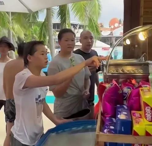 奥运冠军全红婵，风光背后的真实与无奈。近日，一段全红婵在街头购买冰镇饮料的视频