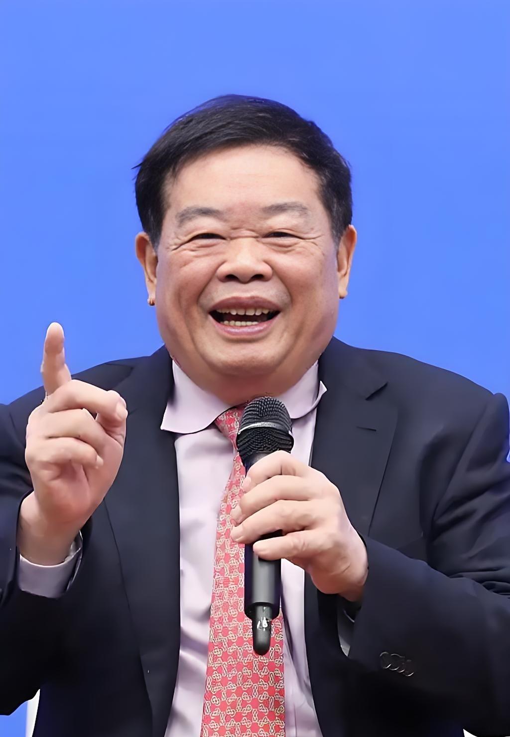 福耀集团董事长曹德旺回应争议：做慈善慷慨，对员工是否真的苛刻？近日，福耀集团董