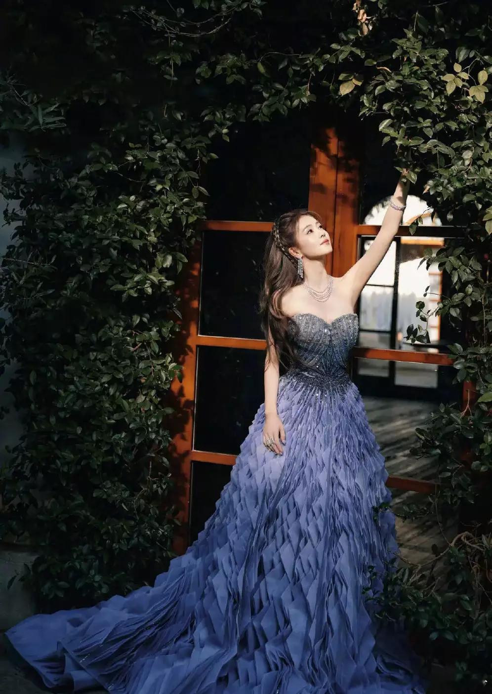 分享娱乐分享娱乐白鹿身穿抹胸礼服公主登场既视感看向镜头动作魅惑​​