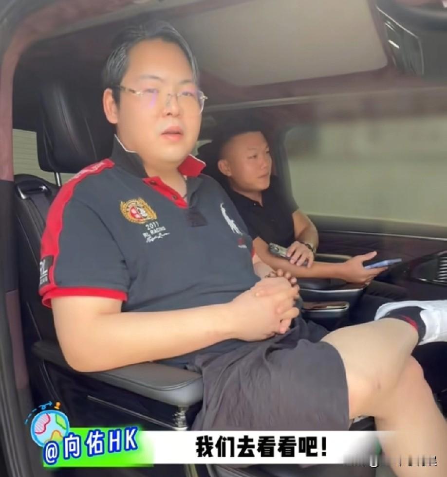 7月1日，向佑晒出第一条“工作”视频，这段时间他的热度挺大的，所以已经有人请他做