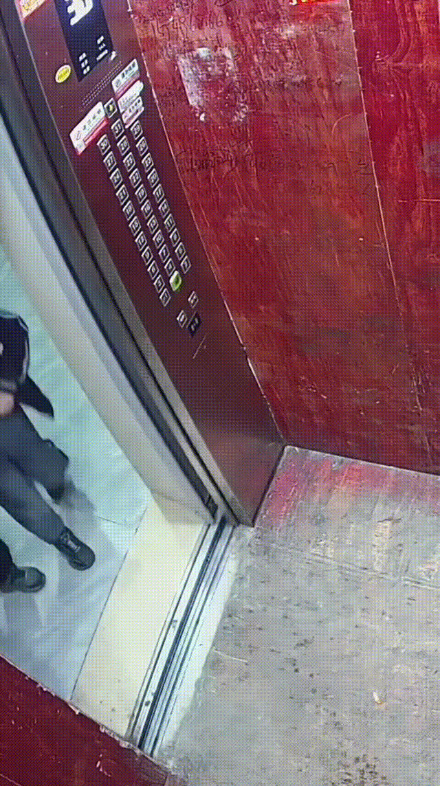 “熊孩子又闯祸了！”江西，一男孩用打火机烧电梯玩，烧着烧着他竟跳起舞了，之后觉得