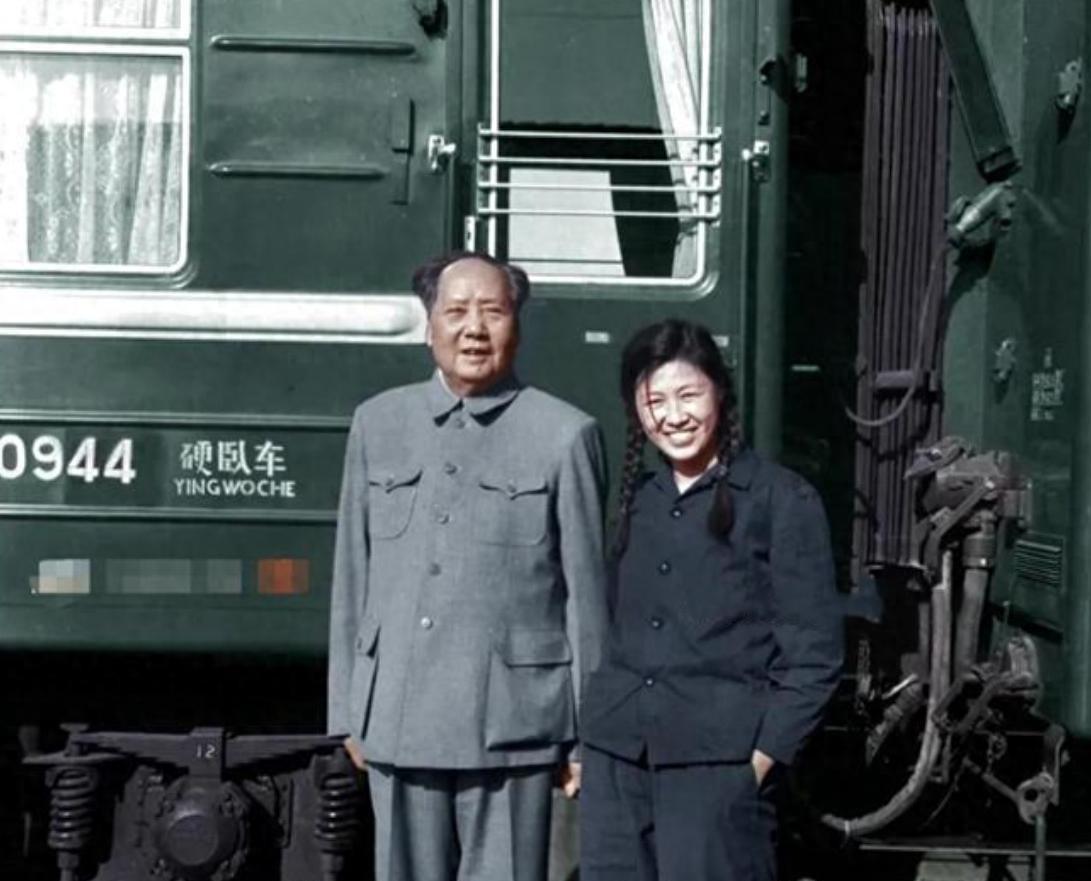 毛主席与他的机要秘书谢静宜合影留念，她双手插在口袋里，笑容天真显得格外可爱19