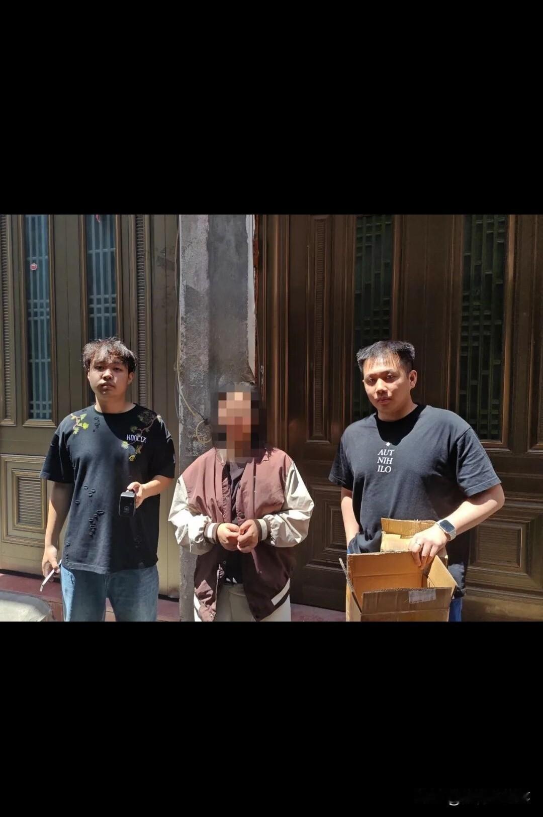 浙江温州苍南灵溪镇，最近不少业主都遇到了一件怪事：放在楼道的食品快递总是莫名其妙