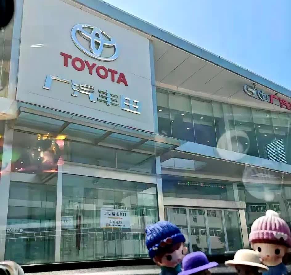 20万预算进店想买凯美瑞，销售眼皮都没抬直接甩出一句：爱要不要。砍价环节