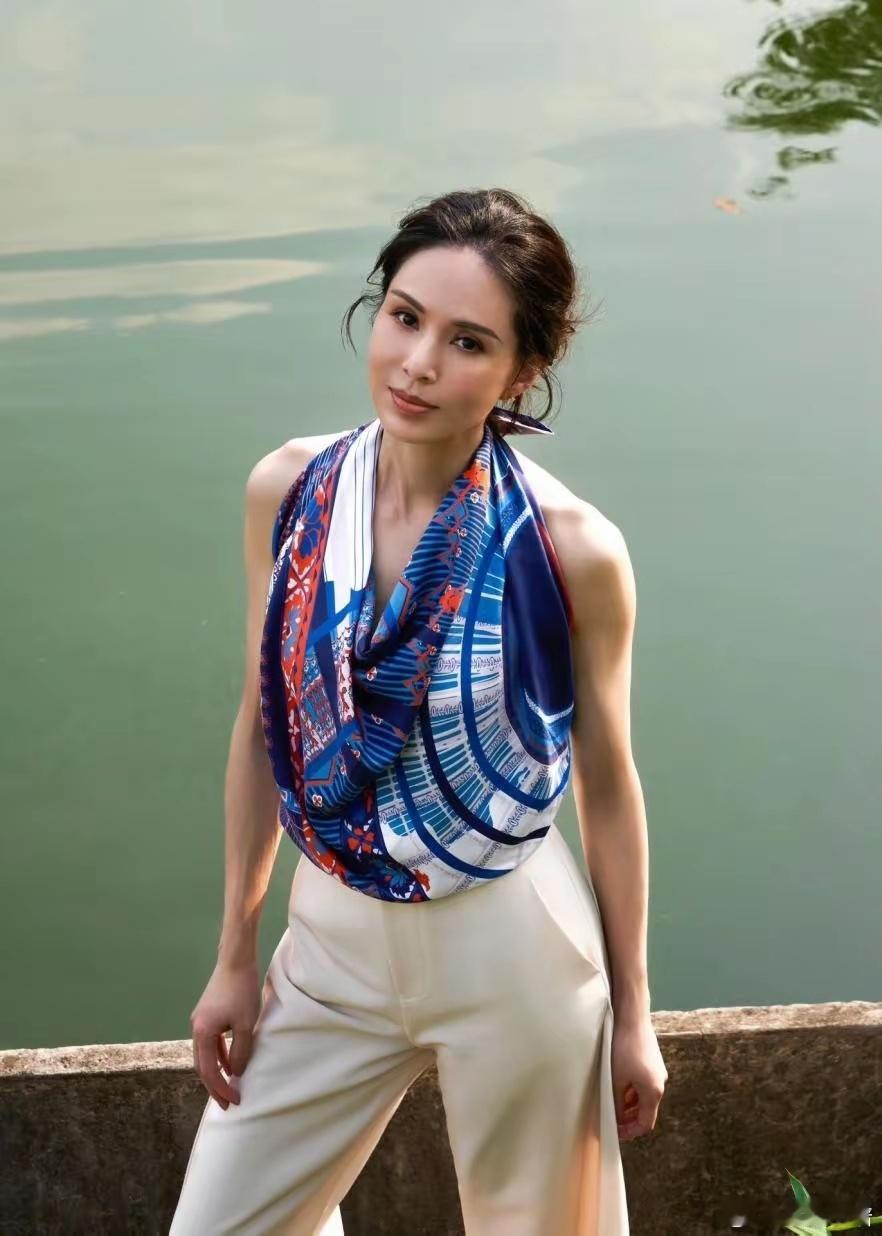 李若彤带火了一种新穿法：丝巾+白裤子，58岁美出新高度​​​