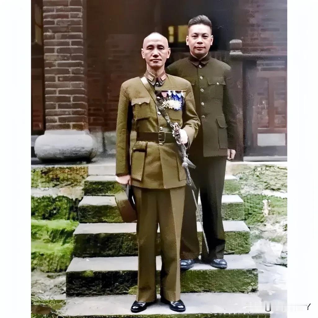 这才是蒋介石和蒋经国的真实貌相，不是演员饰演的角色！这张照片拍摄时间是上世纪40