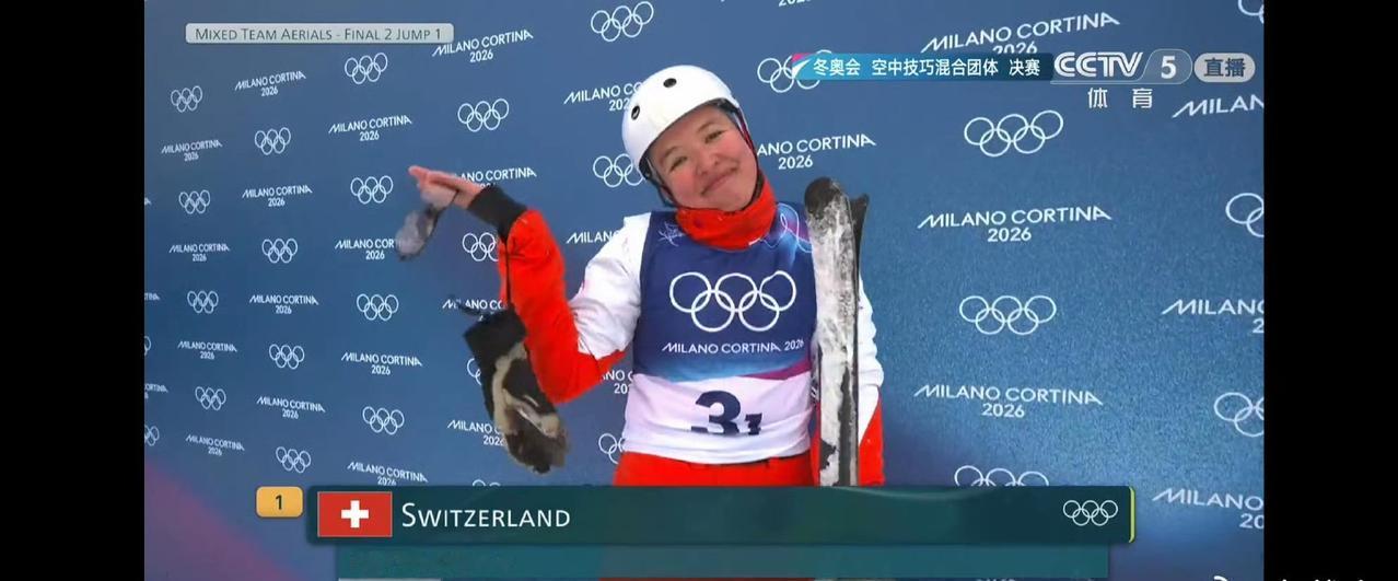 这个瑞士大姐的运气好到发紫！两跳的难度这么低还都摔了，两跳都是40几分，靠两位男