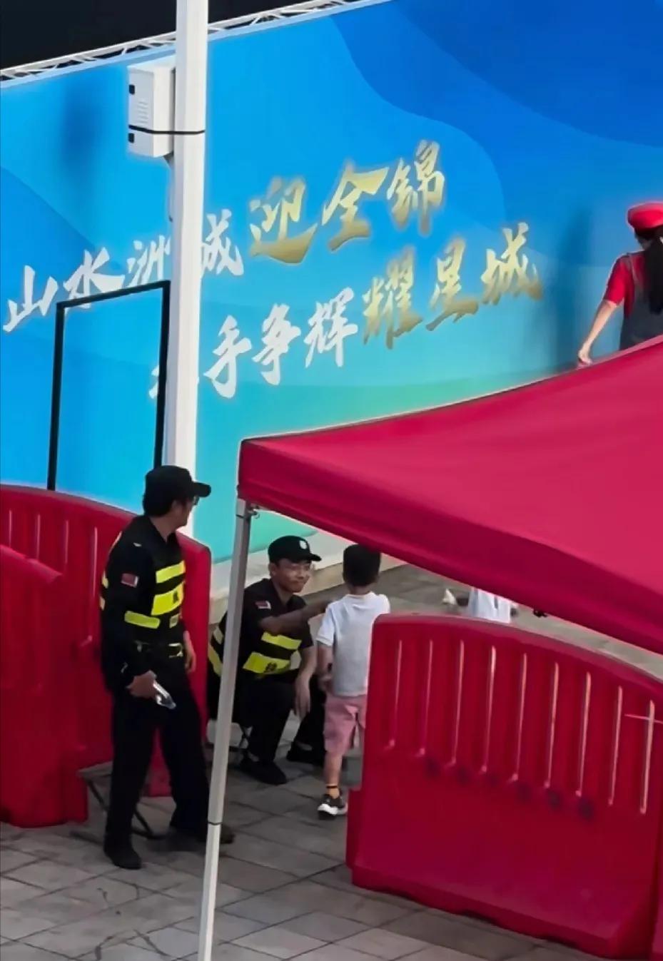 说起来，马龙在赛场上拼杀的时候，场边总有一道安静的身影，是他的妻子夏露。这次她带