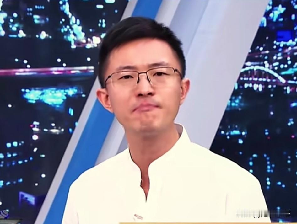 泪目了。福建舰正式入列，中国海军崛起。面对绿营名嘴的挑衅与无知，新党籍台北市议员