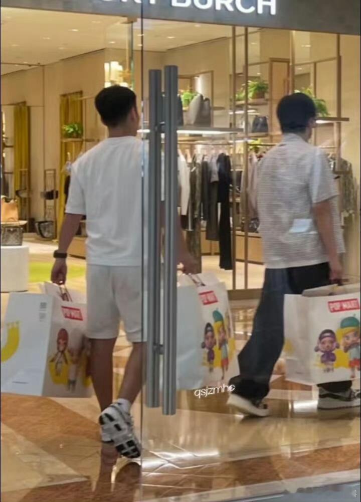 王楚钦澳门逛街买衣服盯得太紧了吧，王楚钦不是娱乐明星，不用看这么紧[笑着哭]​​