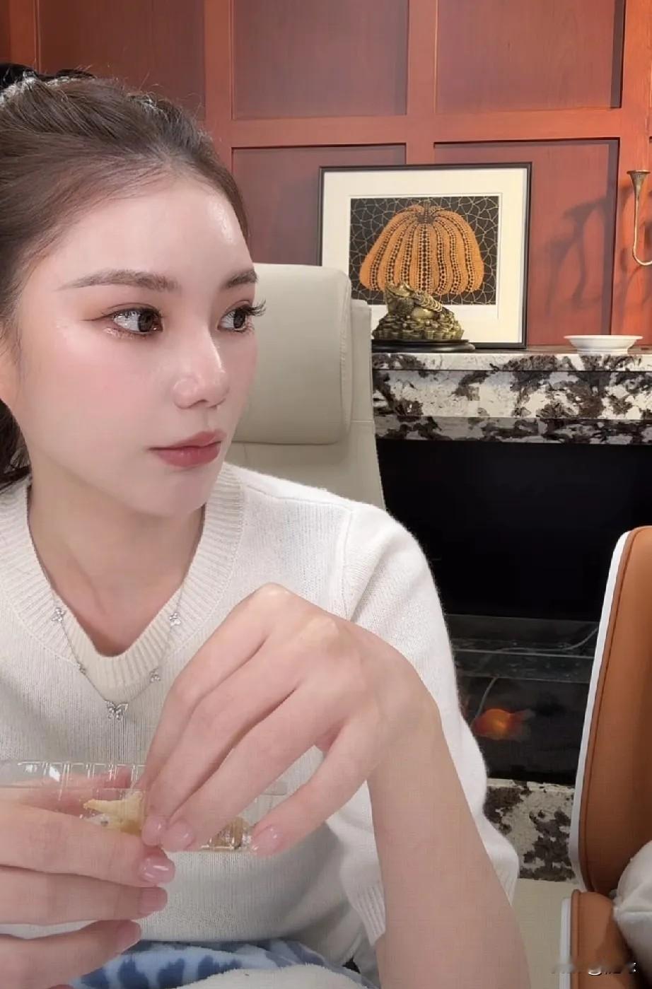 今晚，马筱梅带零食专场。谁能想到，开播还不到一年的马筱梅，已经能独当一面，人气