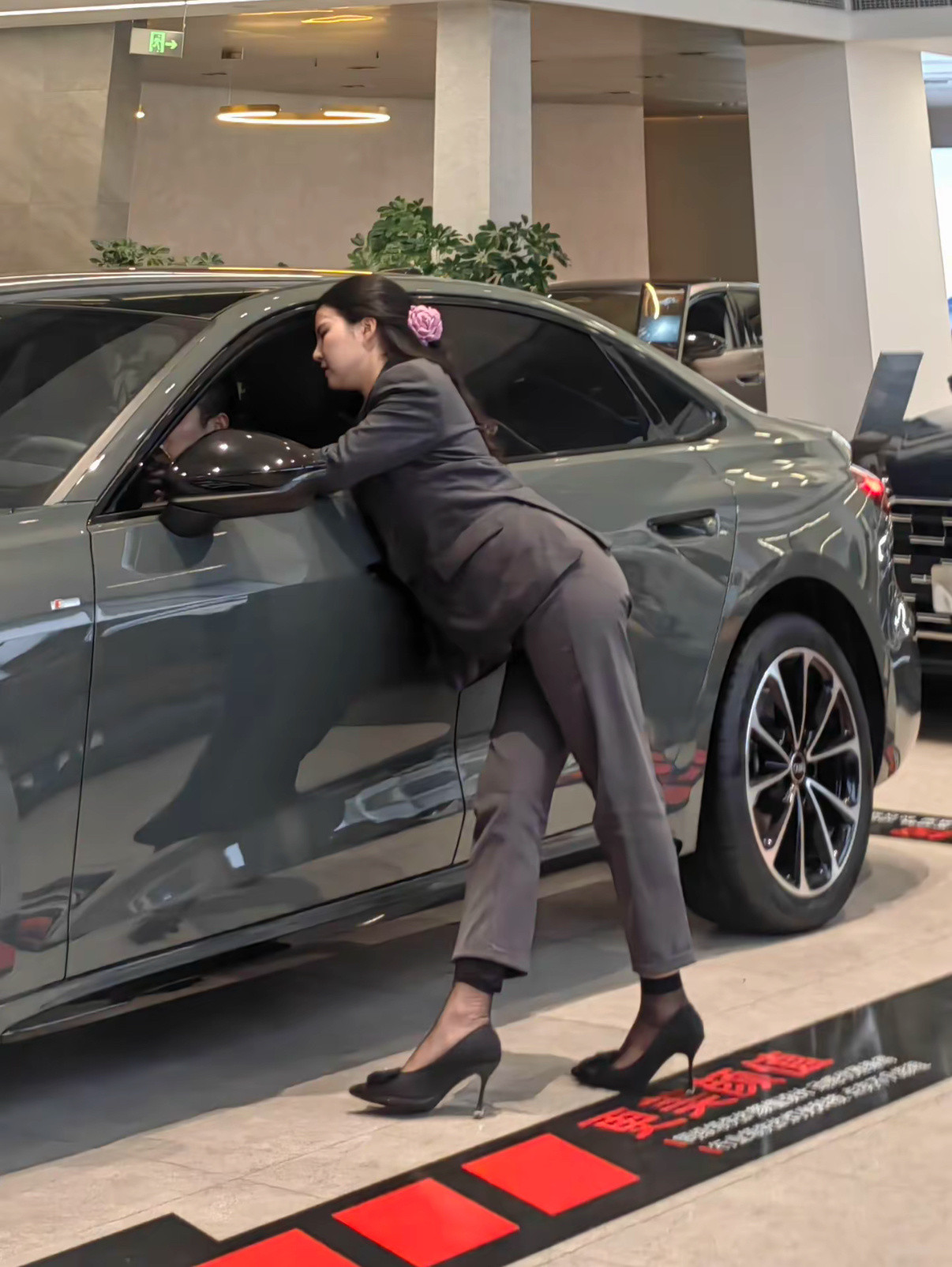 一直再帮购车客户耐心解答