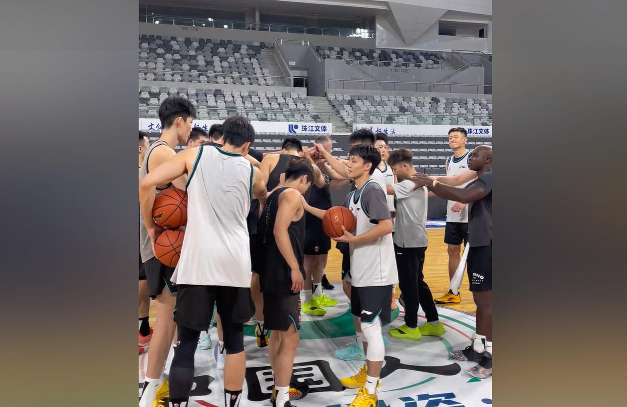 广东男篮行情大涨！随着阿祖布伊克和弗格加盟广东男篮，新赛季CBA夺冠概率再度