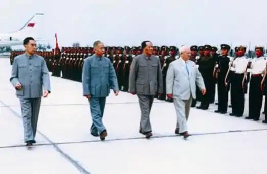 1958年，周恩来提出辞去总理一职：中央该考虑我是否适合当总理。1958年6月，