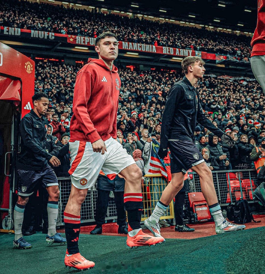 【曼联准备出售乌加特】罗马诺消息：24岁乌拉圭国脚乌加特，准备在今年夏窗离开曼联