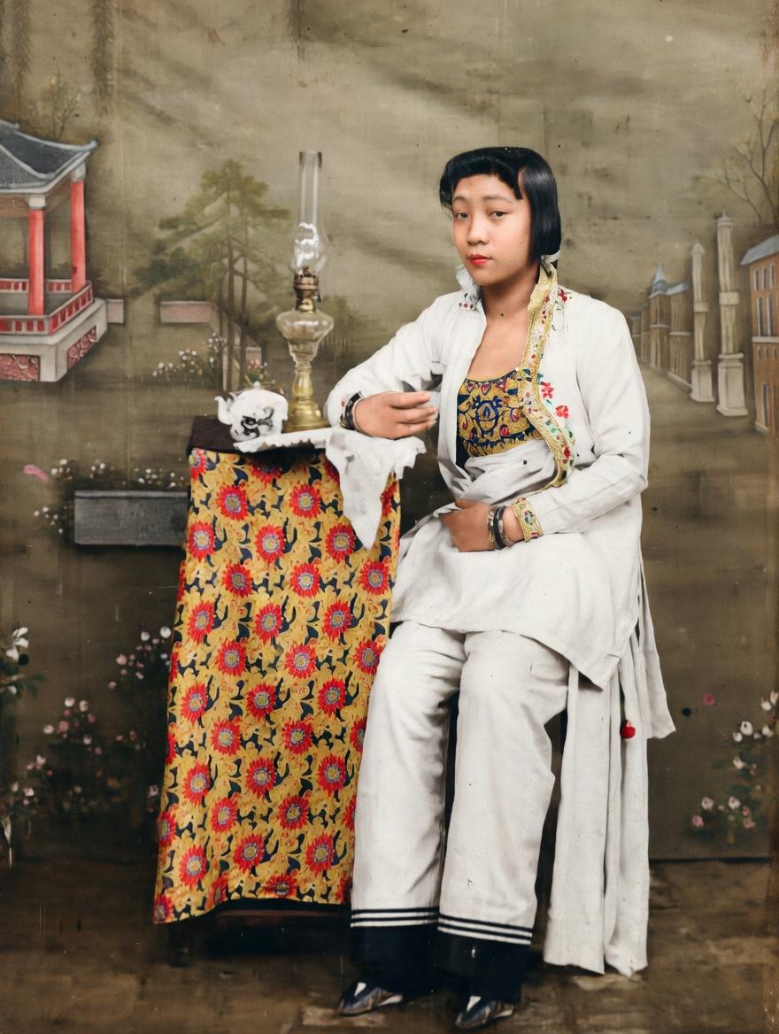 1918年的这张照片堪称大尺度照片，当时的女子讲究深藏不露，除了手和脸，身体其他