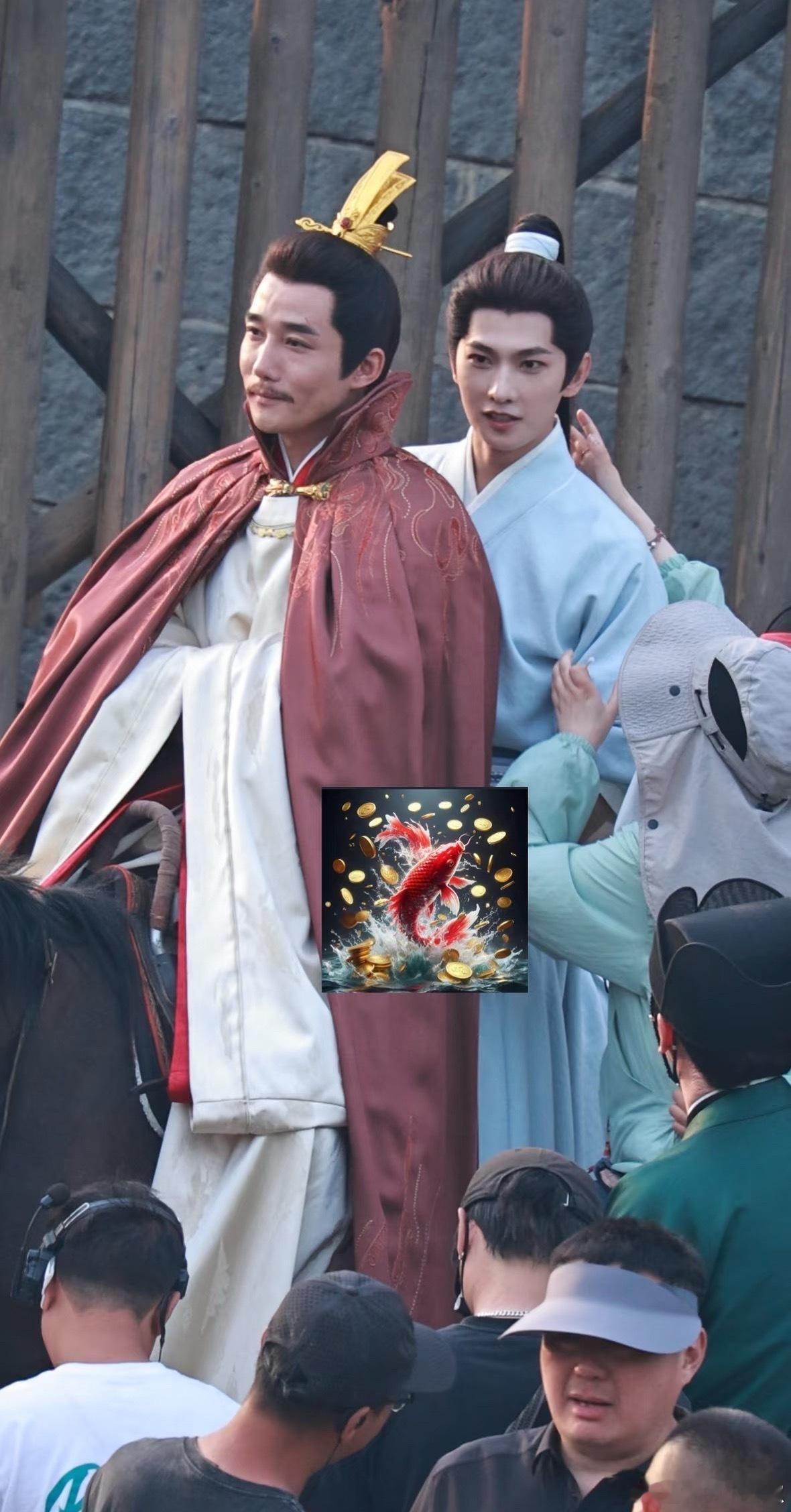 杨洋《不让江山》新路透，在拍戏现场开心的鼓掌