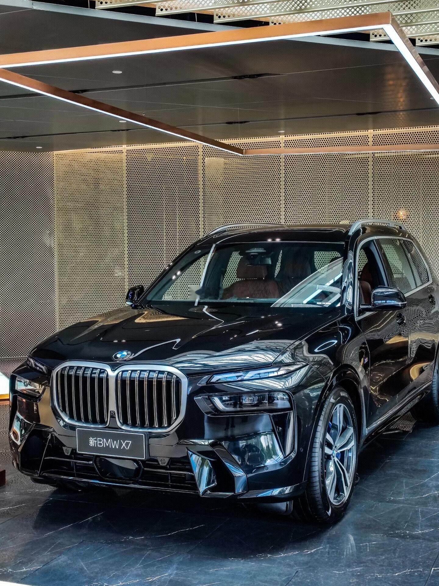 宝马X7尊享六座旗舰车型,大型豪华旗舰SUV,40i尊享6座车型宝马x7