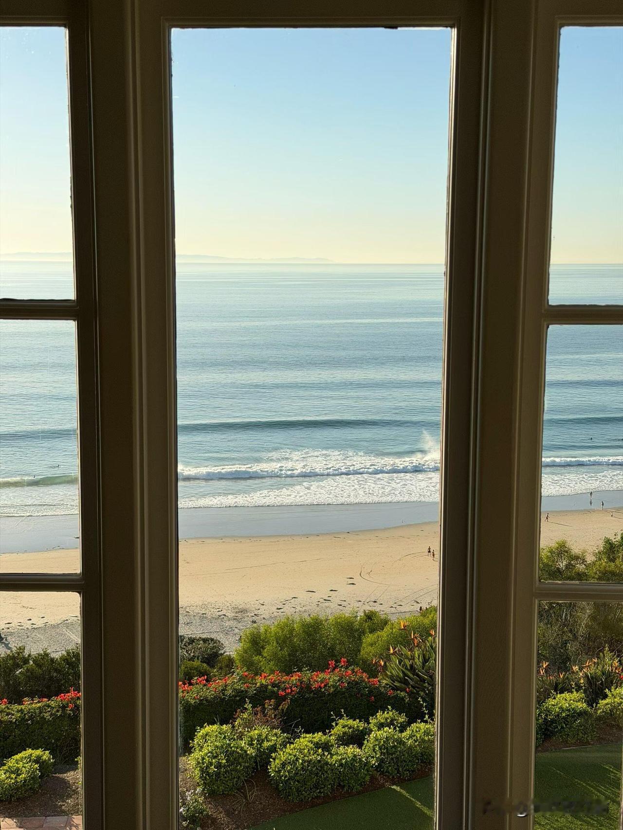 千万千万不要让任何人了解你太多，更不要和任何人走的太近，这是我给你的蕞高级别忠告