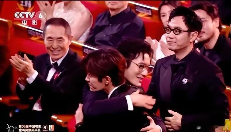 易烊千玺是真年轻呀！金鸡奖评委会主席，大导演张艺谋就坐在隔位不远处，在获奖后，先