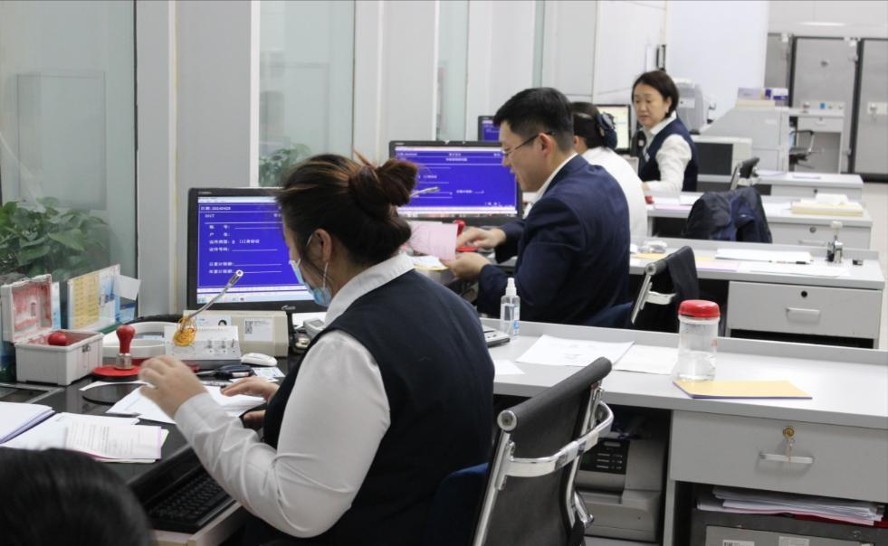 踏入2026年的银行网点，你会发现，五个服务窗口仅开放两个，其余位置全都换成