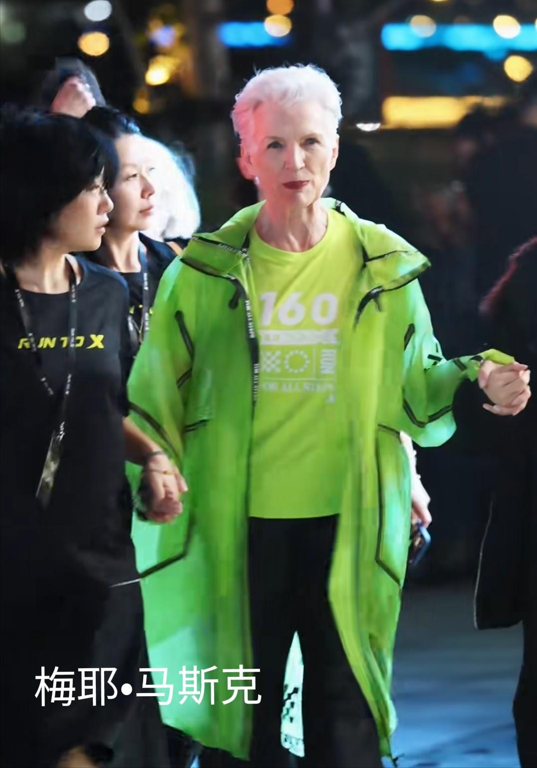这也许就是马斯克不愿去印度建厂的原因之一吧，同样是首富的家人，马斯克的老娘在中国