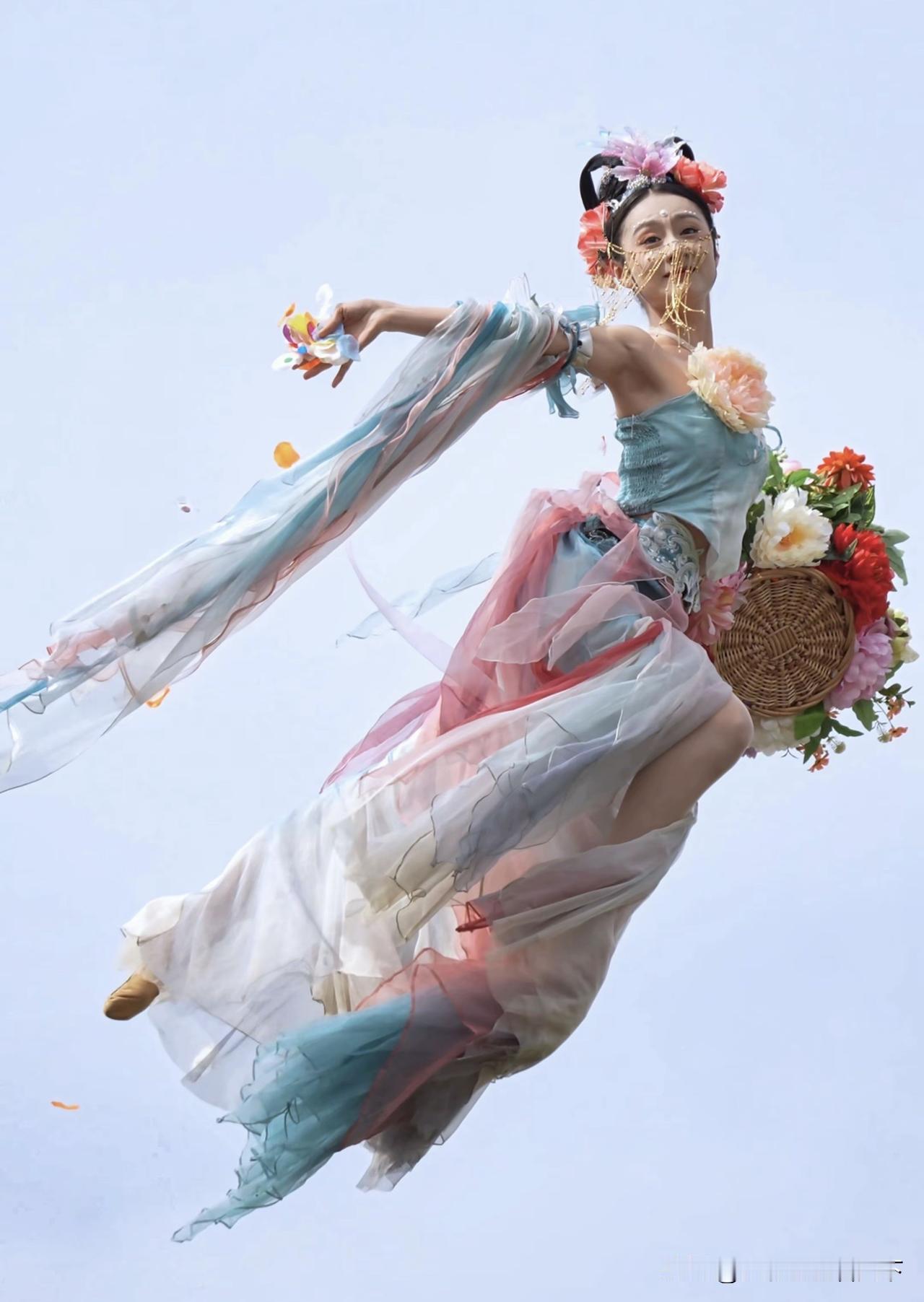最近河南洛阳的飞天仙女火出圈了。人们喜欢她不仅是美出了天际，更重要的是让人感到真