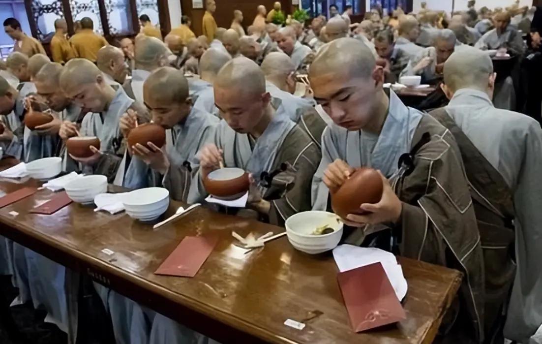 一个寺庙这么多和尚吃饭，他们不工作，不种粮，不服兵役。如果哪一天没有了香火供奉，