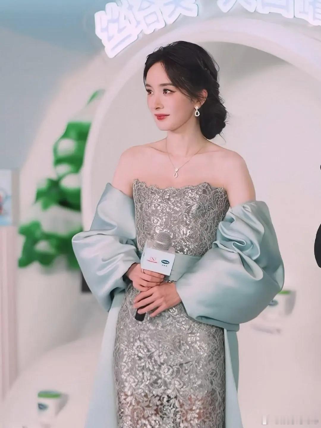 杨幂今天丝塔芙活动现场，果然换了发型好看多了好美的幂🥰