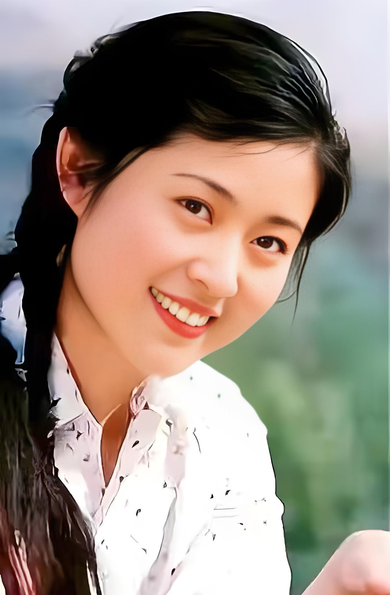 这是1988年国庆期间，31岁的冯巩和29岁的倪萍等演员正在拍摄电视剧《那五》。