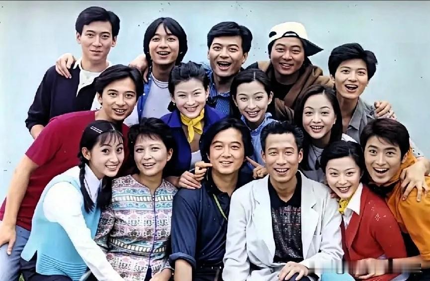 一张老照片，竟藏着这么多戏骨！你能认出几个？瞅瞅这张合影，阵容太强了！全是凭