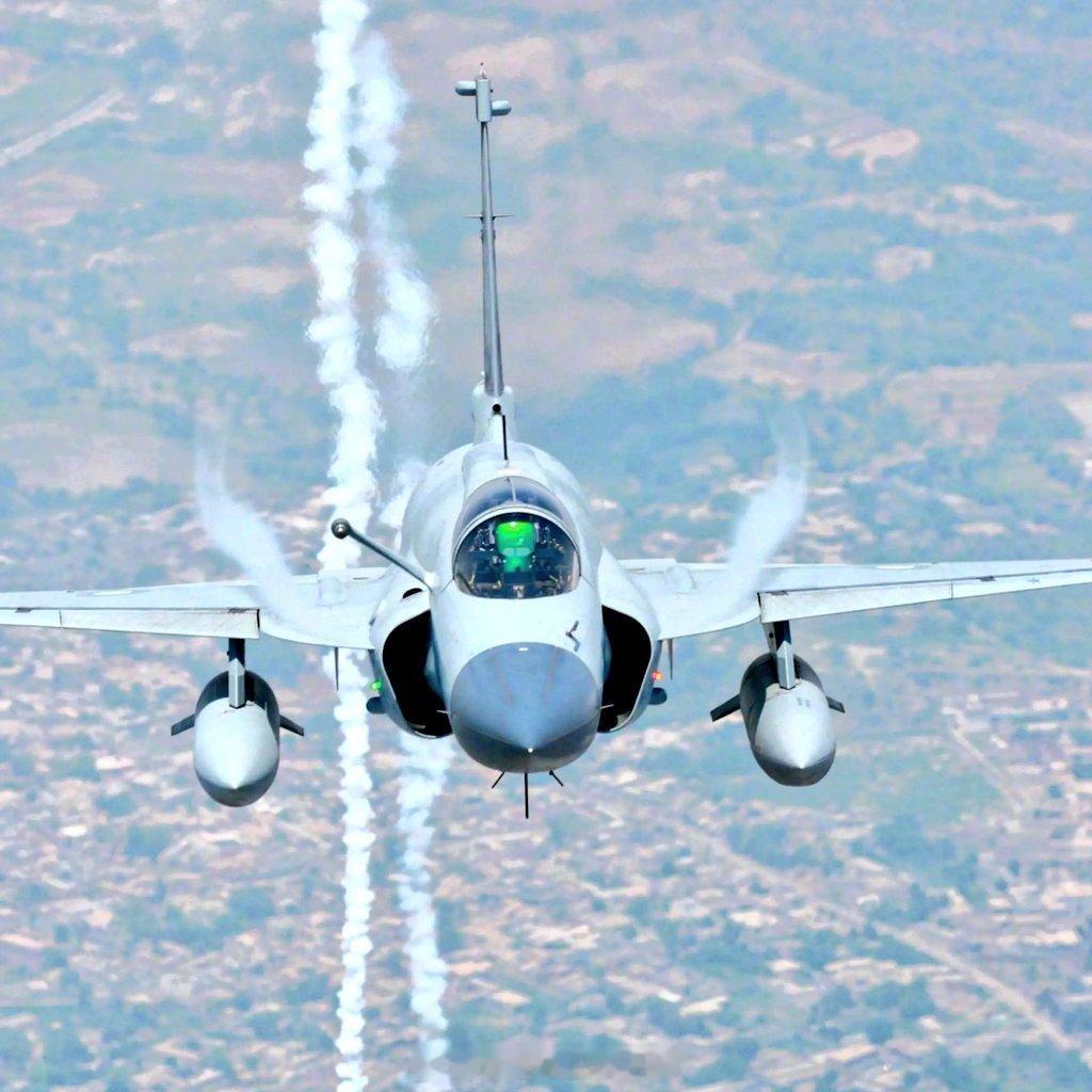 根据2025年共同防御协议，巴基斯坦向沙特阿拉伯部署了战斗机和军事人员。飞机抵达