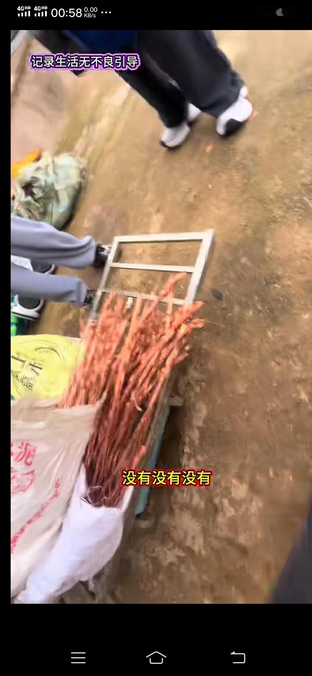 收废品的玩起了摇控10月16日，云南昆明呈贡区一废品收购站，在收购废铜线时，被
