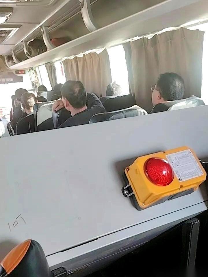 我勒个去，今天在新乡，三观被刷新了。上了公交车，我跟个没见过世面的土包子一样，