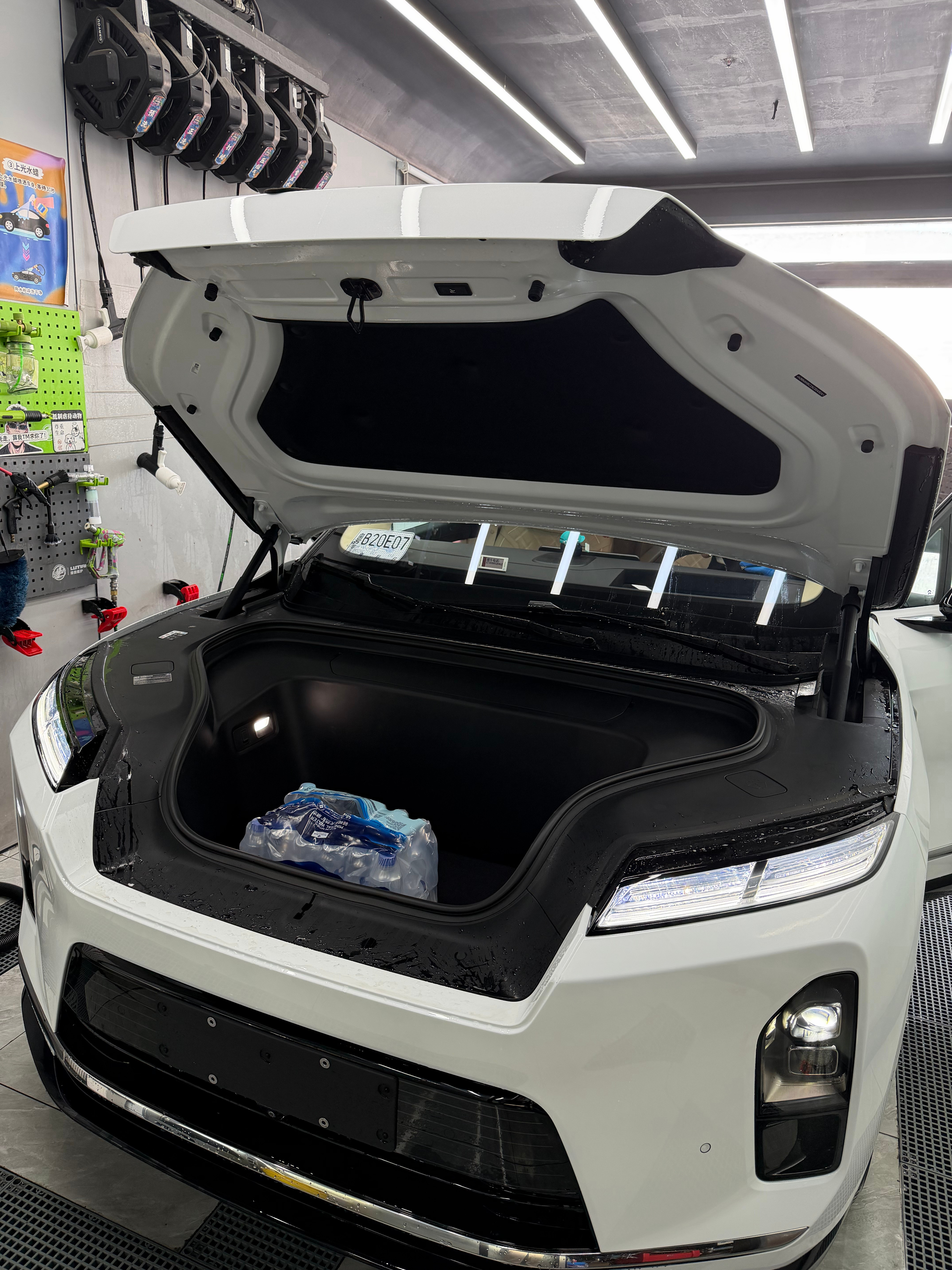 蔚来全新es8洗车的时候一定一定一定叮嘱师傅把前备箱打开擦一下，不然冲完水前备