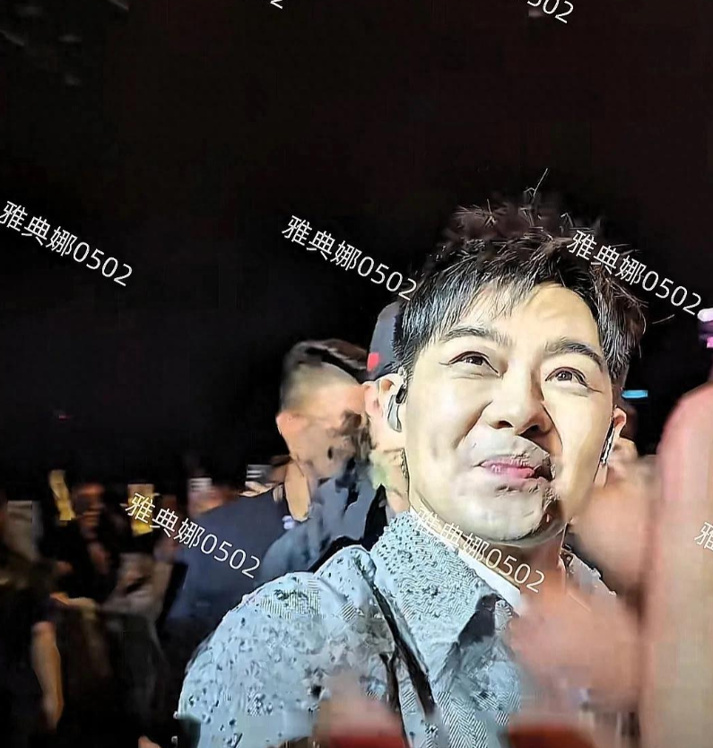 林志颖马来西亚演唱会好宠粉亲自下台互动，儿子跟他合唱好感人!