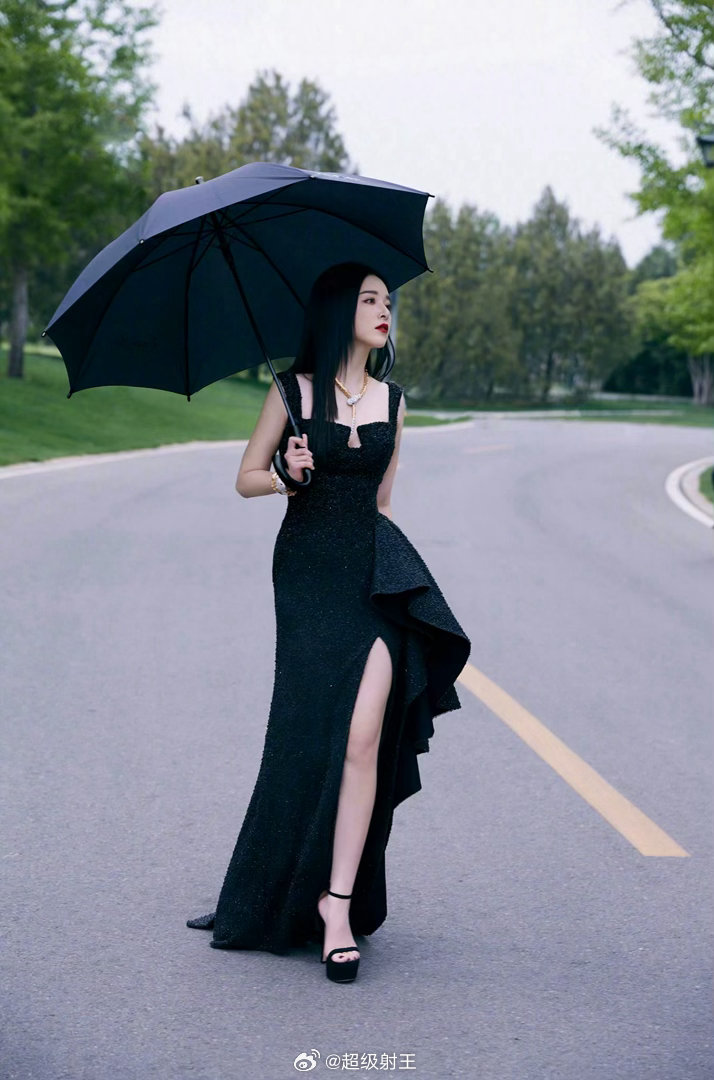 阚清子一字带玉足美脚丫​