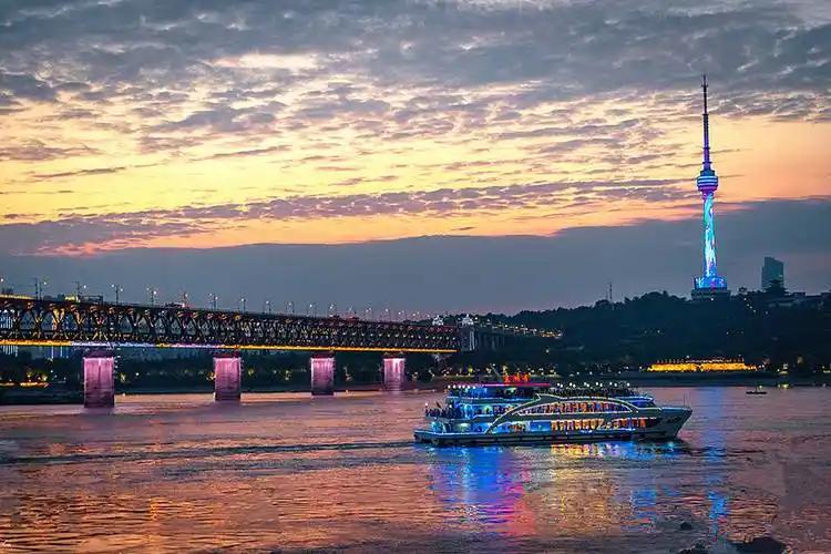 武汉在国内算是很强的城市吗?武汉绝对是国内很强的城市。从城市建设看，它有13个