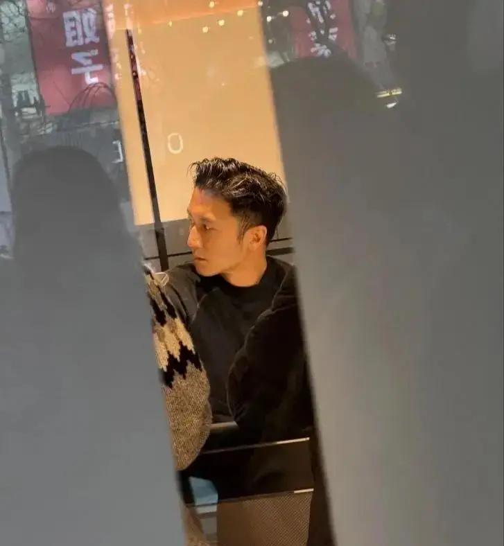 谢霆锋在机场，把王菲的手塞进自己羽绒服口袋。他笑得像个拿到糖的孩子。十年前，