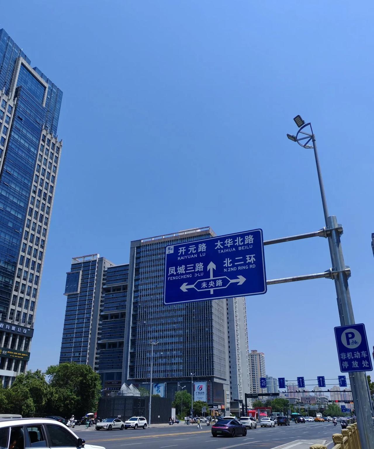 西安这高温在持续。8月2日，此刻我在外面溜达，用一个词来形容天气，就是“热浪滚