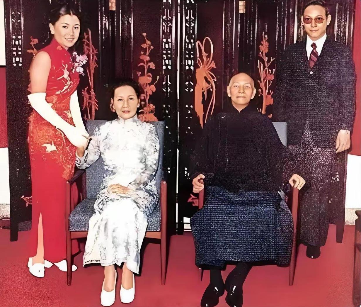 这张照片拍摄于蒋介石暮年之时。站立者是蒋介石的孙子蒋孝勇及其孙媳妇方智怡，婚礼仪