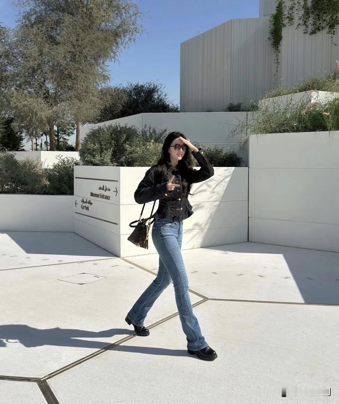 刘亦菲这一生，只管保持出众的容貌与气质，以美丽的姿态生活便足矣。她的美深入人心，