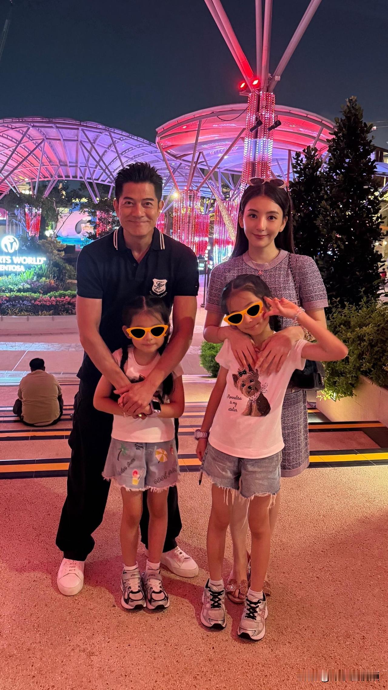 ❤️郭富城与方媛新加坡旅途定格温馨瞬间，携女儿们开心游玩。常被讨论的老夫少妻组合
