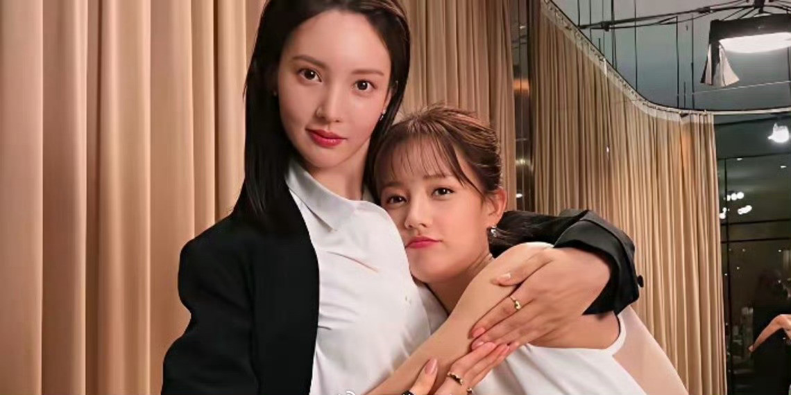 以后再也不说金晨是整容脸了，她和她妈妈是公用一张脸的。​​​